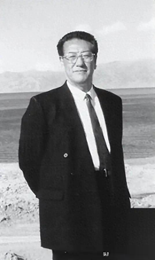 西藏自治区党委原书记、西藏军区原政委、国家民委原副主任伍精华