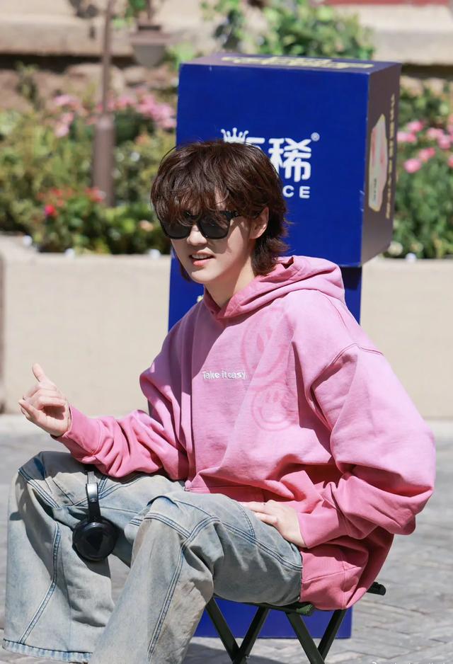 鹿晗身体不适在路边吐了,鹿哥要注意身体,按时吃饭啊