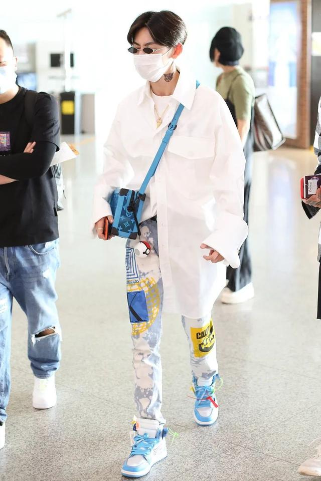 男星街拍｜蔡徐坤酷黑出场，本森新男友竟然是他？