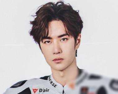 王一博“童年照”被疯传,镜头移到脸部那一刻,颜值不是一般的高