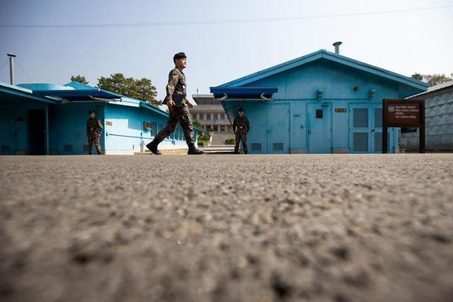 金正恩特朗普板门店握手，史无前例