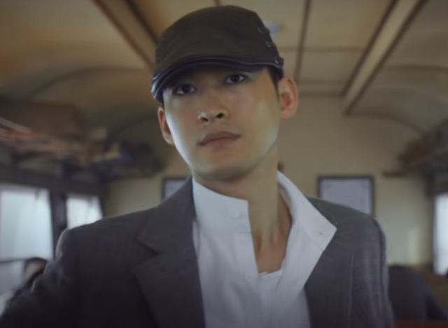 烽烟尽处：37岁张翰给42岁女明星演儿子，母子同框画面尴尬了