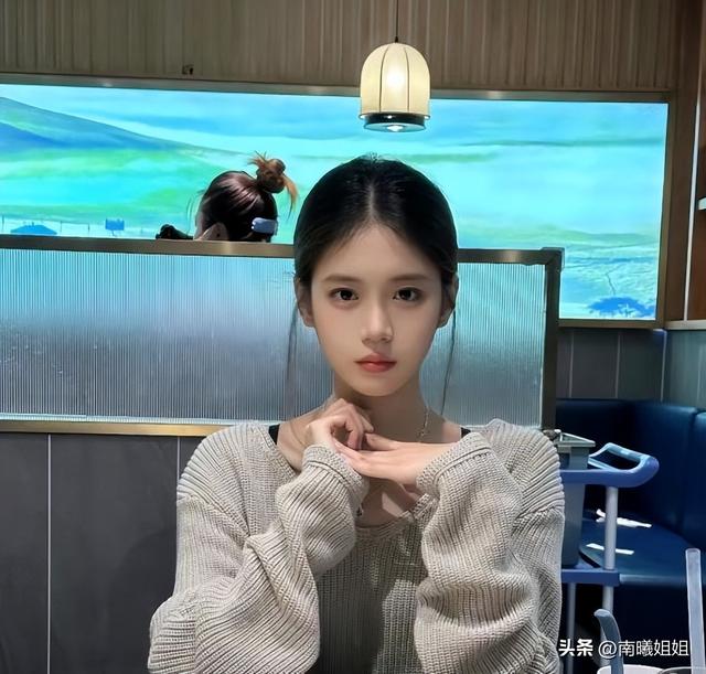 别再披头散发了，今年流行这3种“扎发”，洋气减龄，潮人都跟风