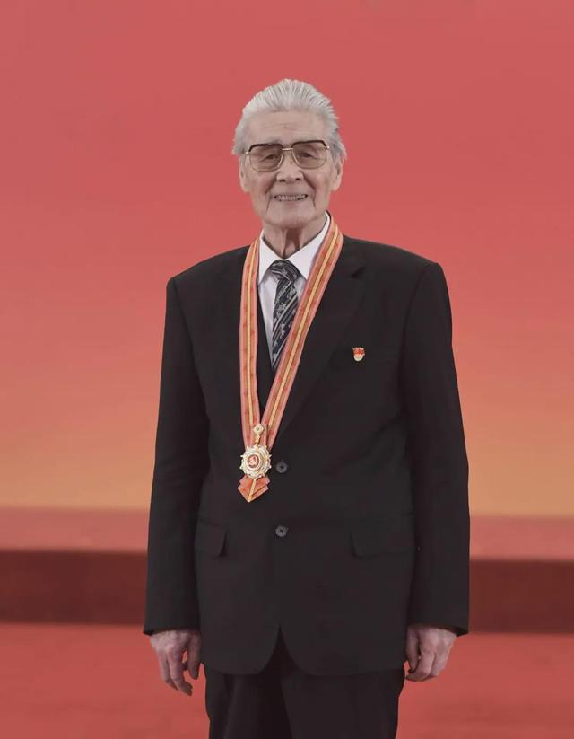 隐姓埋名75年，与演员妻子恩爱64年，95岁的蓝天野传奇一生