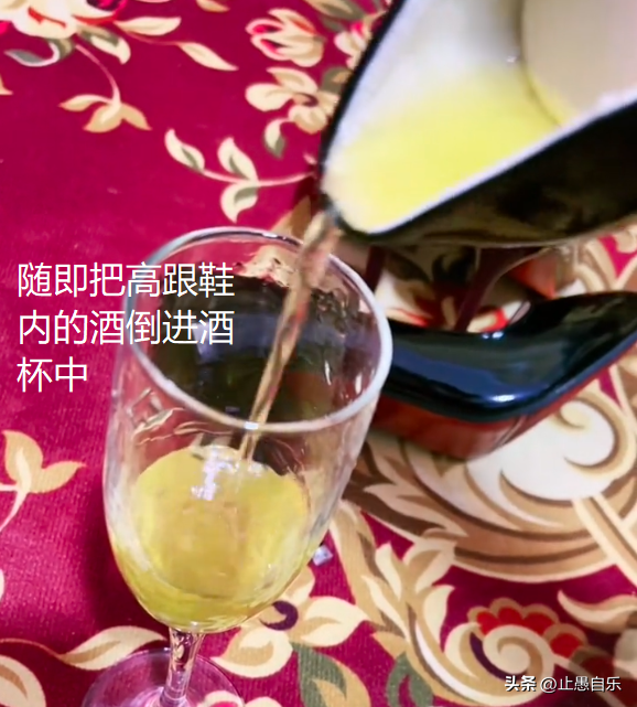 单身女子参加同学会，当众脱下高跟鞋装酒：谁敢喝今天我就嫁给谁