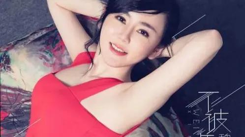 魏新雨 :一个集美丽与才华于一身的女人 她的歌声是不是超级迷人呀