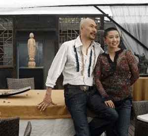 他被誉为“风月片”教父，拦截训练中的女兵，直言：我们结婚吧