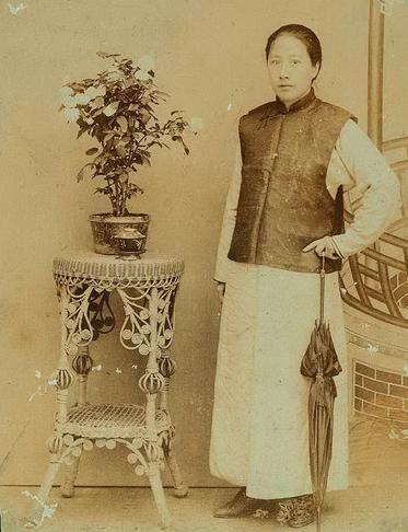 秋瑾:自小习武,嫁小四岁的丈夫,曾拔刀与鲁迅相争,情困监斩官