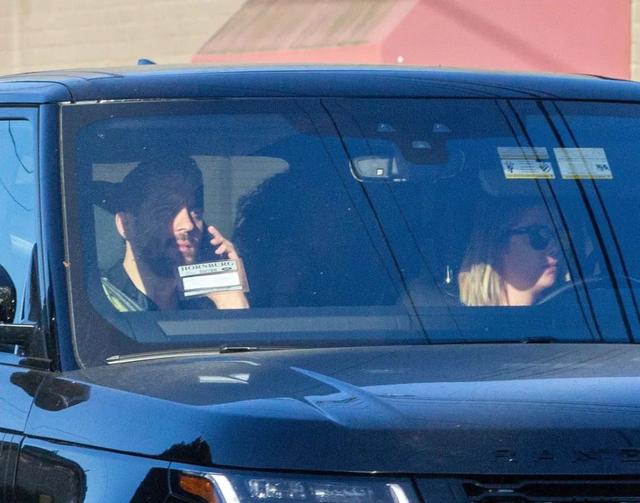 男星街拍｜蔡徐坤酷黑出场，本森新男友竟然是他？