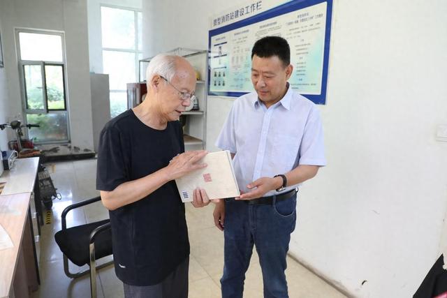 张胜来向枣庄职业学院图书馆捐赠著作《书言墨语》