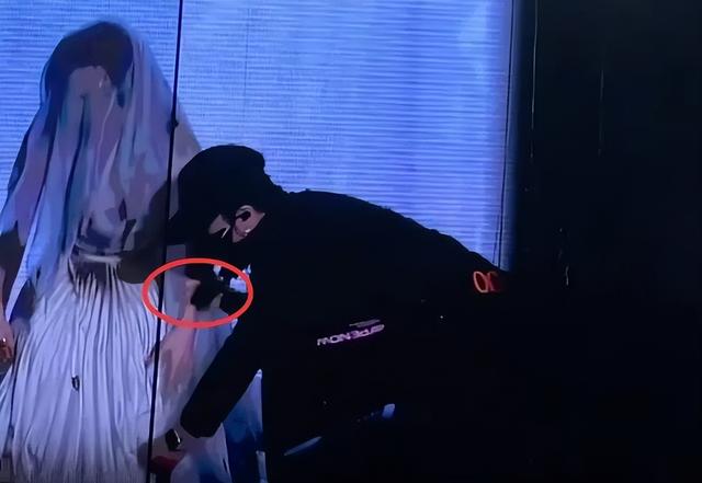 邓紫棋再度翻车!穿婚纱如走光,网友直呼得罪了设计师