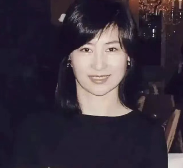 赌王和二太先后离世，被棒打鸳鸯的何超琼上热搜，豪门绝恋美强惨