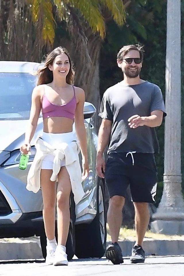 男星街拍｜蔡徐坤酷黑出场，本森新男友竟然是他？