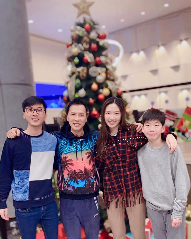 甄子丹罕晒仨孩子，长子被嘲鼻孔大，女儿腿长，3段婚姻2段感情