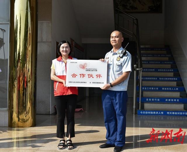 公益小天使近距离体验消防生