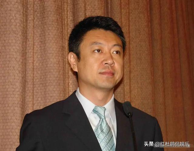 歌唱家哈辉晒全家福,一双儿女可爱颜值高,老公杨柳胡子花白抢眼