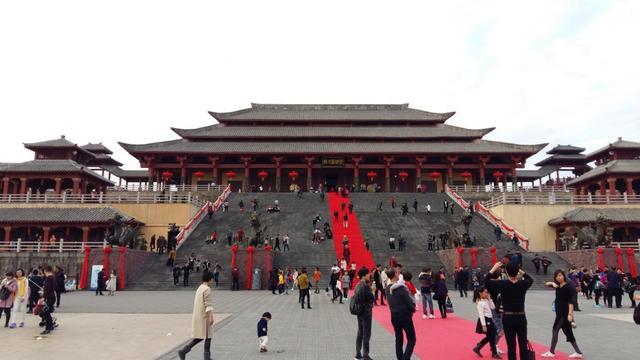 斥资12亿建秦王宫，再花10亿建唐宫，陈凯歌电影没拍好门票赚翻了