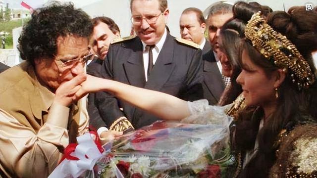 独裁42年得罪五常,中东疯狗卡扎菲,是利比亚救星又死于人民之手