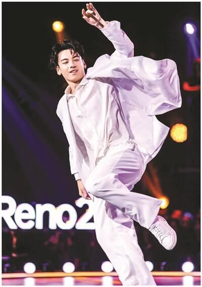 他与杨洋并称“军艺双子星”，靠拼命用功被南京前线特招