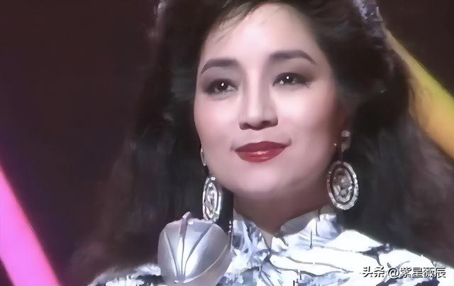 刘德华、发哥下跪致敬，宁离婚不改国籍的徐小凤，如今怎么样了？