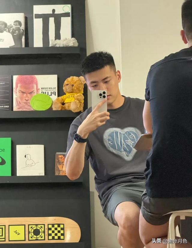 很有男人味的寸头帅哥