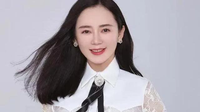 魏新雨 :一个集美丽与才华于一身的女人 她的歌声是不是超级迷人呀