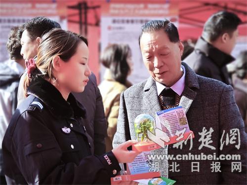 禁毒反诈借“春风” 茅箭民警开展多形式宣传活动