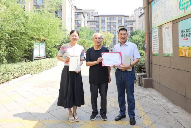 张胜来向枣庄职业学院图书馆捐赠著作《书言墨语》