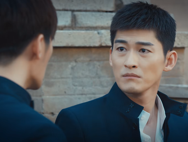 烽烟尽处：37岁张翰给42岁女明星演儿子，母子同框画面尴尬了