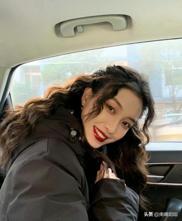 别再披头散发了，今年流行这3种“扎发”，洋气减龄，潮人都跟风