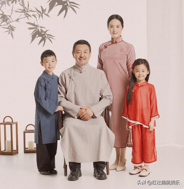歌唱家哈辉晒全家福,一双儿女可爱颜值高,老公杨柳胡子花白抢眼