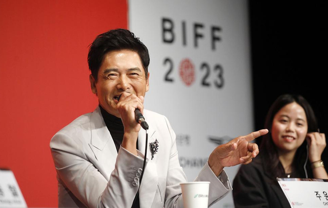 56亿身家的周润发再做善事，办个人展捐出收入，曾拍出297万天价