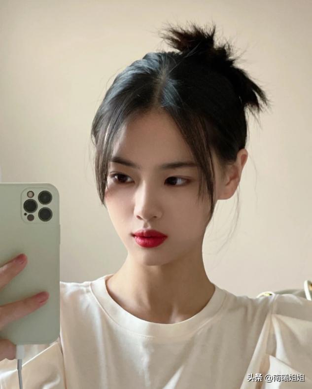 别再披头散发了，今年流行这3种“扎发”，洋气减龄，潮人都跟风