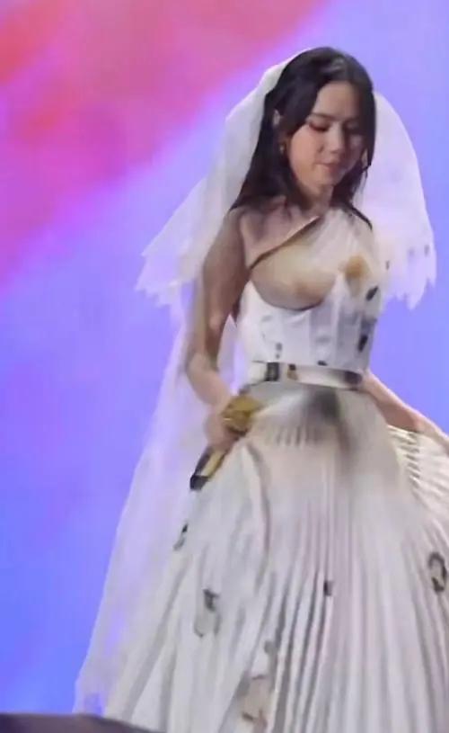 邓紫棋再度翻车!穿婚纱如走光,网友直呼得罪了设计师