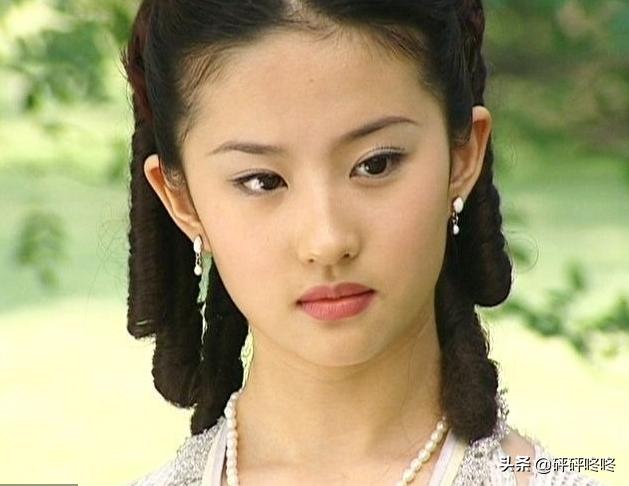 《金粉世家》剧照,15岁的刘亦菲,清纯傲娇,泪光闪闪惹人怜