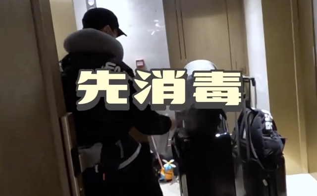 郑恺结婚2周年纪念日团圆，苗苗撒娇要牵手，一家三口幸福同框