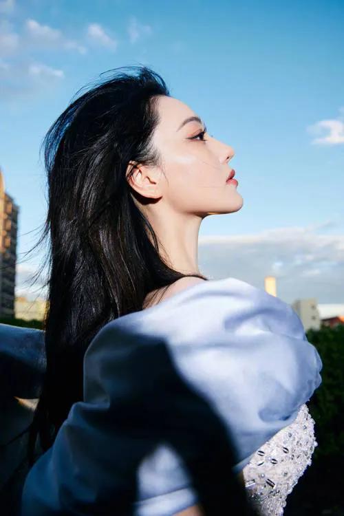 张馨予:写真一场震撼视觉的时尚绮梦