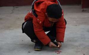 烟火师(小孩炸井盖后续，赔偿结果出炉后，为何与此前天价赔偿天壤之别)