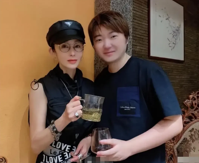 54岁张敏近照曝光，皮肤白皙宛如少女，手臂上戴满首饰优雅端庄