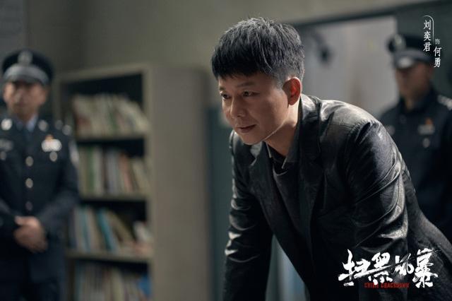 《扫黑风暴》最正直的角色是他！中年翻红，还带儿子走上了演员之路