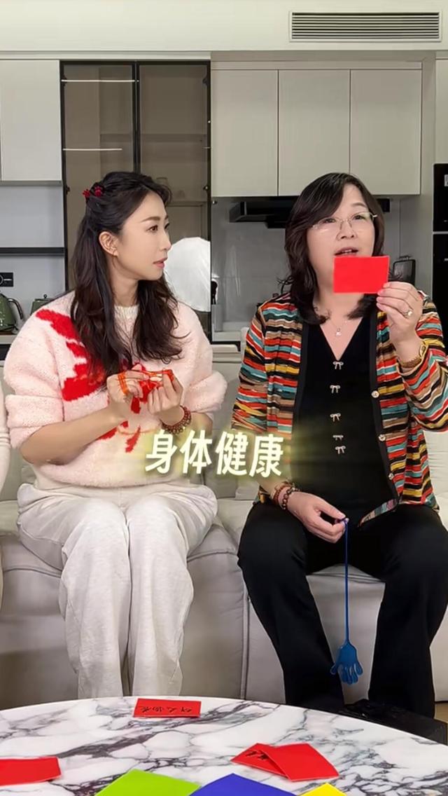 孙红雷接丈母娘北京过年，岳母首露面，看着比他大不了几岁好年轻