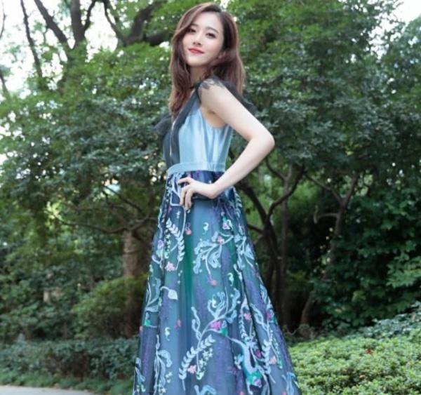 甜美！长裙修身杨欣颖，粉丝：即便身处严冬，仍感觉春天永续