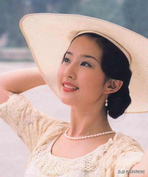 《金粉世家》剧照,15岁的刘亦菲,清纯傲娇,泪光闪闪惹人怜