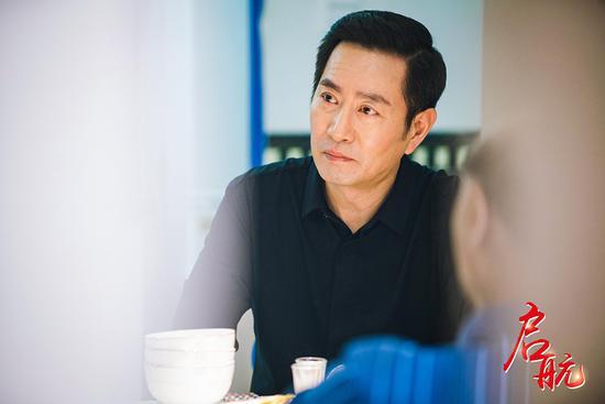 姚刚《启航》台词背到“吐”与果靖霖相爱相杀