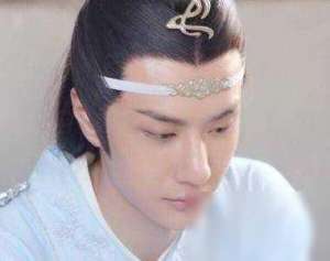 王一博小时候(王一博“童年照”被疯传，镜头移到脸部那一刻，颜值不是一般的高)