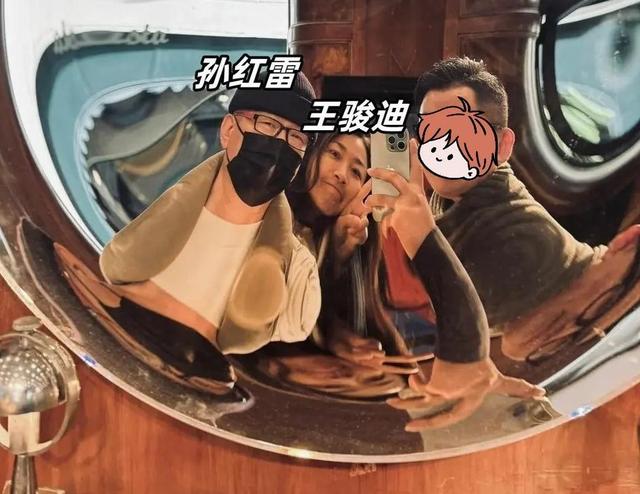 孙红雷接丈母娘北京过年，岳母首露面，看着比他大不了几岁好年轻