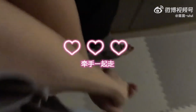 郑恺结婚2周年纪念日团圆，苗苗撒娇要牵手，一家三口幸福同框