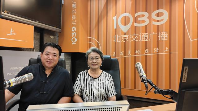 雪石创作诗歌《欢乐正前方》并在北京交通台直播中朗诵