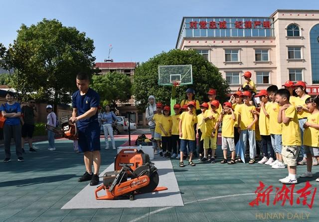 公益小天使近距离体验消防生