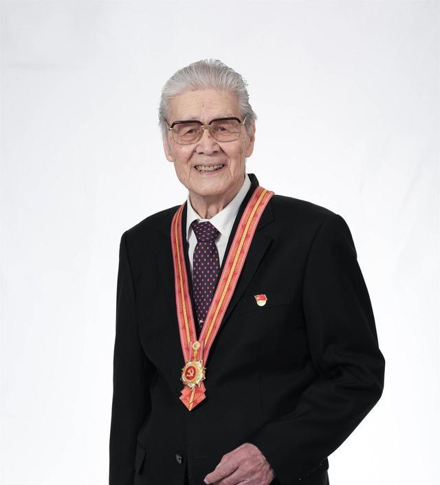 隐姓埋名75年，与演员妻子恩爱64年，95岁的蓝天野传奇一生